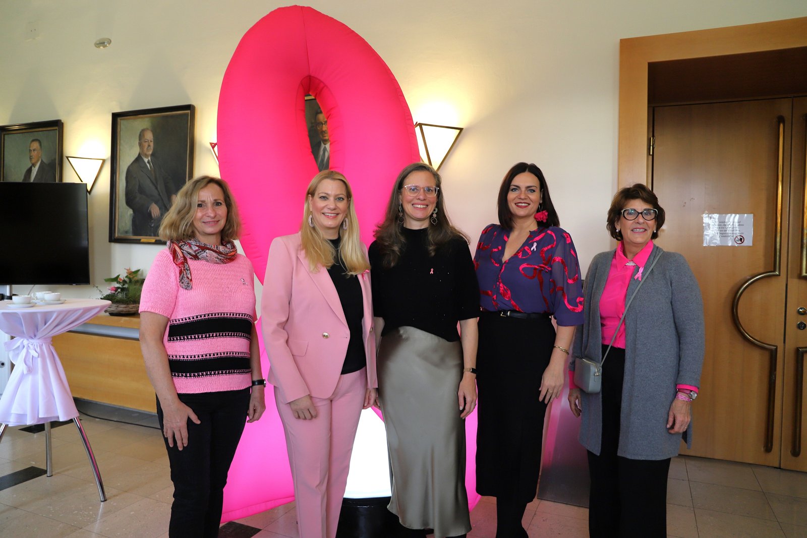 Pink Ribbon Charity-Frühstück im Landhaus Eisenstadt: Doris Glocknitzer-Mad, Daniela Winkler, Anja Haider-Wallner, Astrid Eisenkopf und Ágnes Ottrubay vor der rosa Schleife