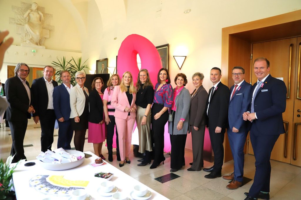 Zahlreiche Besucherinnen und Besucher beim Pink Ribbon Charity-Frühstück im Wandelgang des Landhauses Eisenstadt zugunsten der Krebshilfe Burgenland