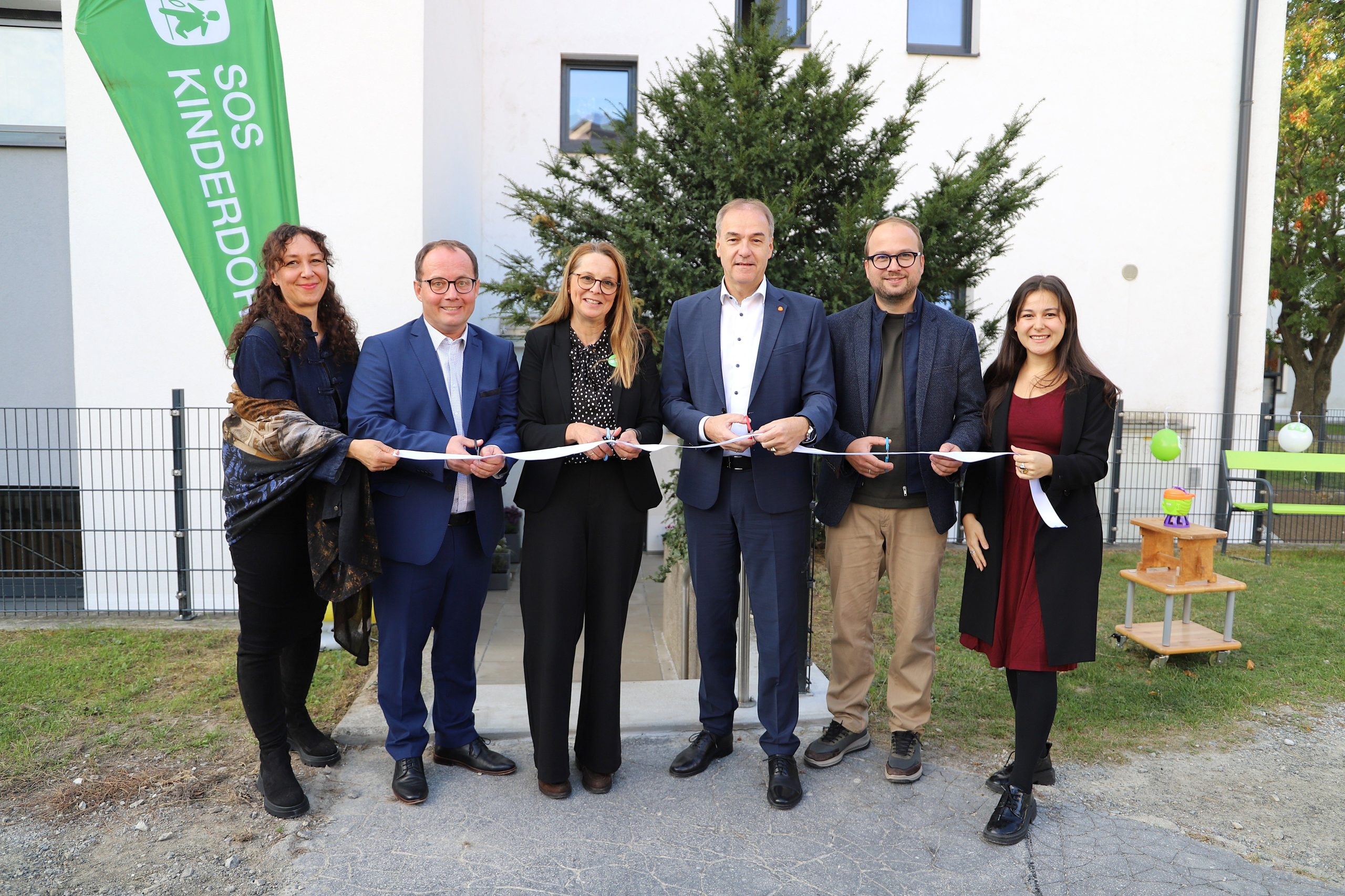 Banddurchschnitt zur Eröffnung des neuen Tagesangebots von SOS-Kinderdorf in der Gölbeszeile in Eisenstadt